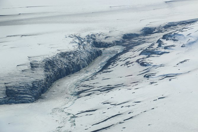 Airplane Flight over Vatnajökull Volcanic Eruption Sites - The pilot briefing before takeoff: why it improves every second in the air