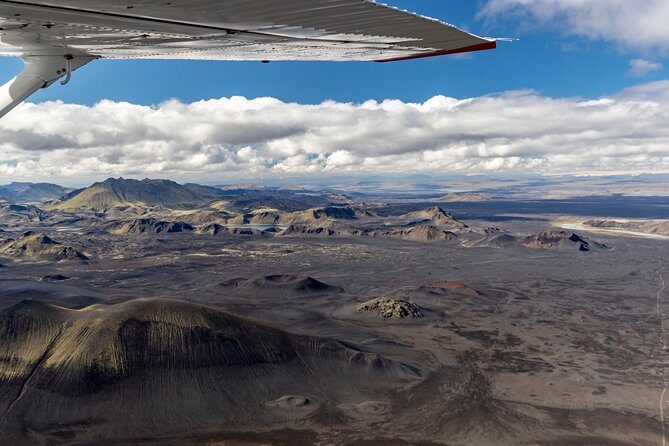 Airplane Sightseeing flight over Laki craters and highland - Skeiðarárjökull outlet glacier: The scale moment