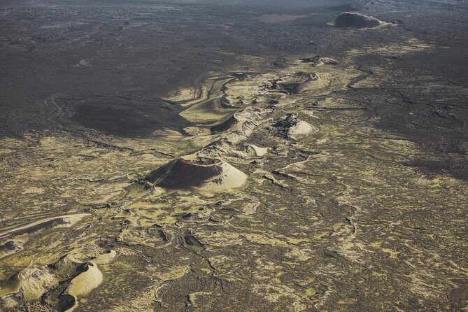 Airplane Sightseeing flight over Laki craters and highland - Lakagígar craters: Seeing a volcanic line in one glance