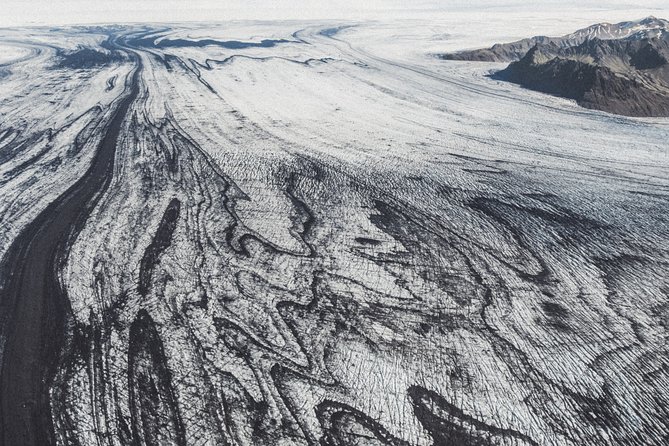 Airplane tour over black sands and riverbeds from Skaftafell - Why flightseeing from Skaftafell is such a smart move