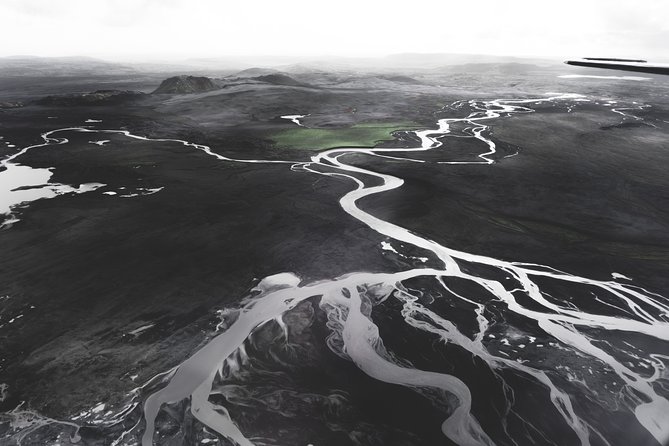 Airplane tour over black sands and riverbeds from Skaftafell - If conditions get tricky: the helicopter replacement reality