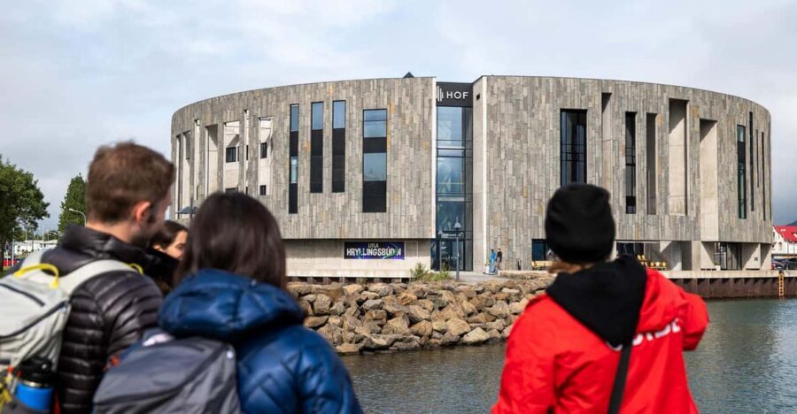 Akureyri: City Walk with Local Food - Guides and personality: the human factor