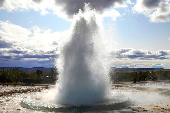 Blue lagoon Premium and Private Golden circle tour - Geysir and Strokkur: Watching the Air Turn Into Steam