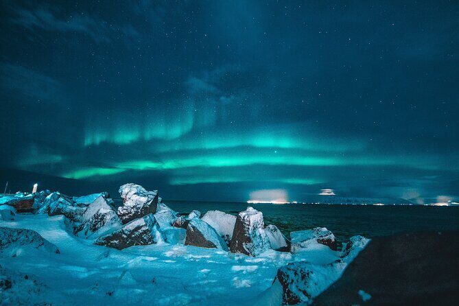 Cozy Northern Lights Tour with Icelandic Treats - Cozy Comfort on Board: Blankets, Wi‑Fi, and Icelandic Treats