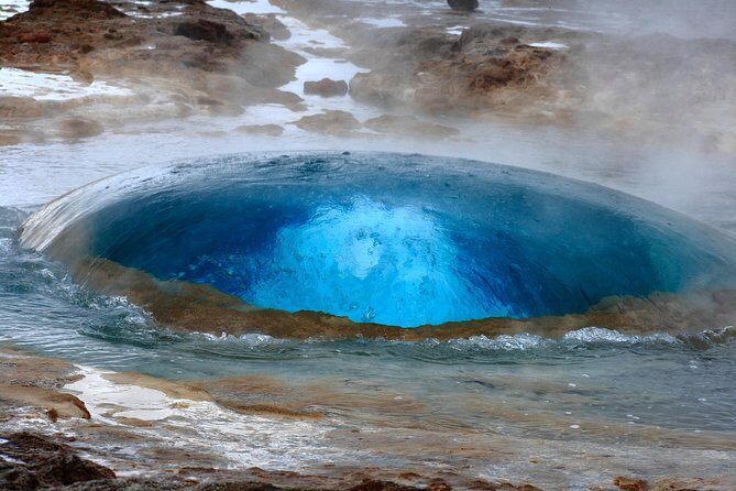 Exclusive Golden Circle: A Private Icelandic Adventure - Kerið crater: red gravel, a pond, and quick win photos