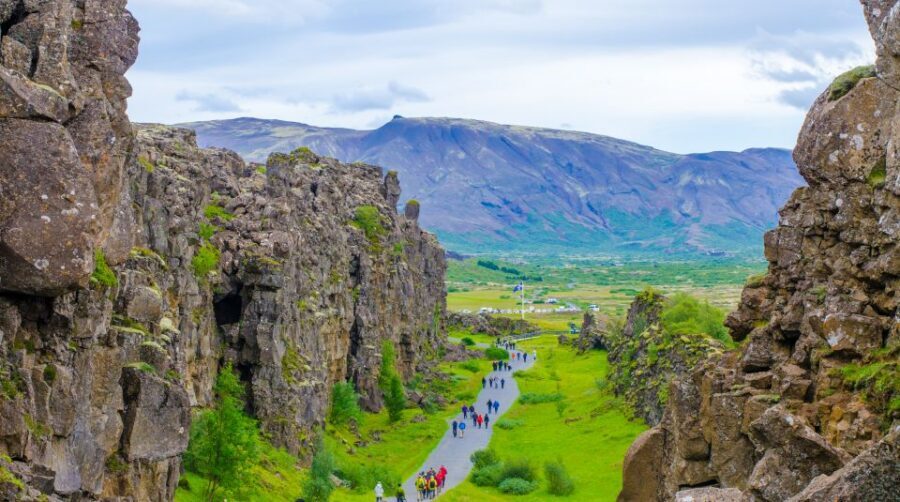 From Reykjavik: Golden Circle and Secret Lagoon Day Trip - Using the live English guide and multilingual audio app (without slowing down)