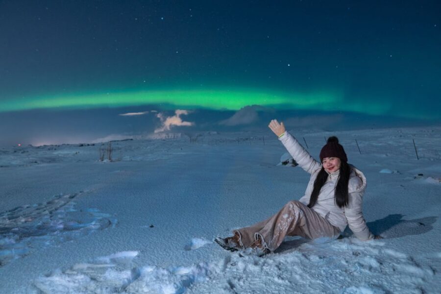 From Reykjavik: Northern Lights Guided Tour with Photos - First Stop to Stargazing: Waiting, Hot Drinks, and Aurora Photo Setup