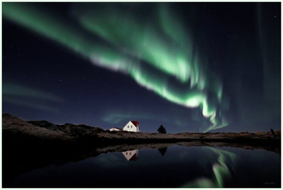 From Reykjavík: Northern Lights Tour with Hot Cocoa & Photos - The heated minibus: comfort while you chase the aurora