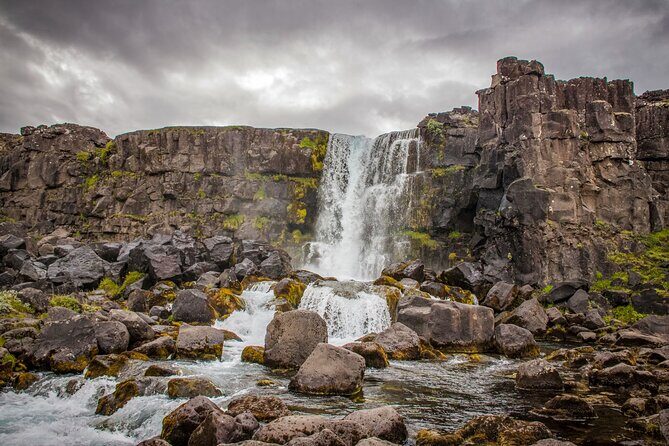 Full Day Golden Circle - Guided Tour - Entering Þingvellir National Park: tectonic plates and Alþing in one place
