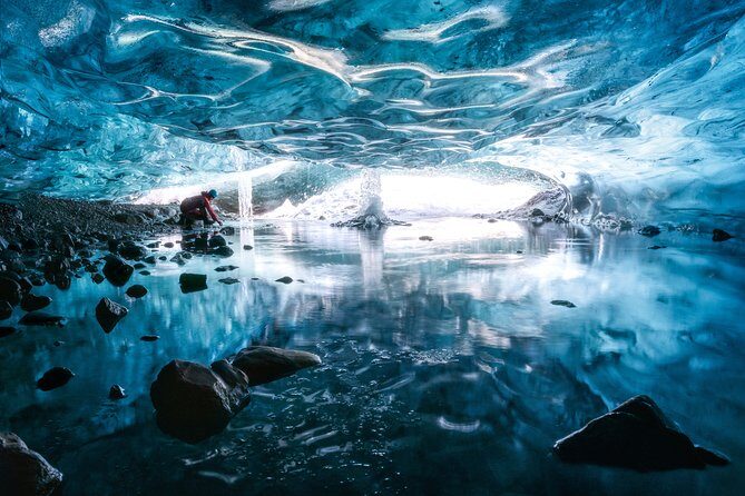 Glacier and Ice Cave Private Photoshoot - 15 Shot Photo Package - Lunch on the ice and sunset timing: the pause that makes it worth it