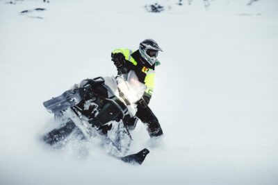 Glacier Rush – Fast pace snowmobile - SnoMo Glacier - Gear up and get briefed: the safety that keeps you confident