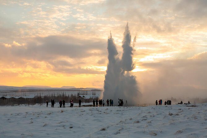 Golden Circle & Northern lights in Iceland - Northern Lights bus hunt: weather, darkness, and the real odds