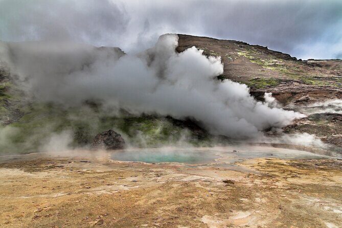 Helicopter Flight Over Geothermal Landscapes from Reykjavik - Safety, comfort, and the weight/balance rule (120kg matters)