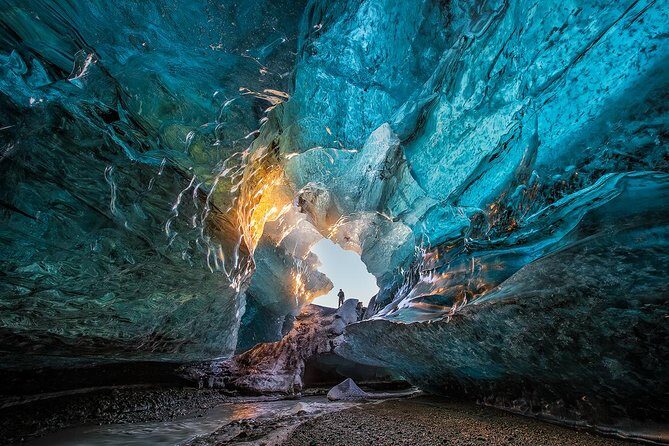 Ice Cave Tour in the National Park of Vatnajökull - What You Need to Wear (So Iceland Doesn’t Win)