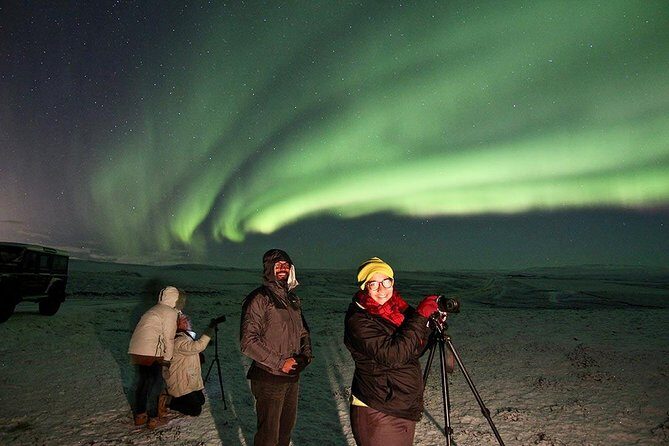Northern Lights and Stargazing Small-Group Tour with Local Guide - First Stop by the Northern Lights Lookout: A Quick Read on the Night
