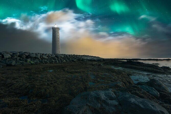 Northern Lights Small-Group Tour with Free Photos & Hot Chocolate - Reykjavik pickup at 21:00 (22:00 in September): the logistics that affect your night