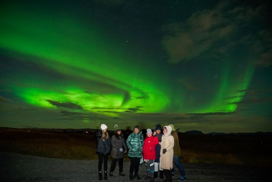Northern Lights Tour From Reykjavik with Photography - Secret Stop With a Guided Tour (1 Hour): How the Guide Changes What You See