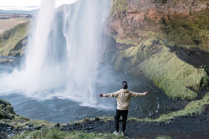 Private Secret Spots of Iceland Full day Tour with Photography by Luke - Stop 6: Kleifarvatn’s Size and Depth Give You Perspective