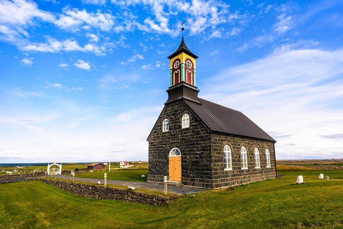 Reykjanes peninsula - Brimketill: coastal lava cliffs and the power of bad weather