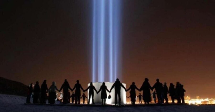 Reykjavik: 2-Hour Imagine Peace Tower Tour - Meet the crew, then sail out into the dark