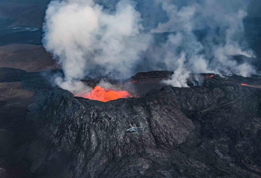 Reykjavik: 45-Minute Volcano Sightseeing Helicopter Tour - The route and stops: Reykjavik, the lava fields, and a possible Bessastaðir view