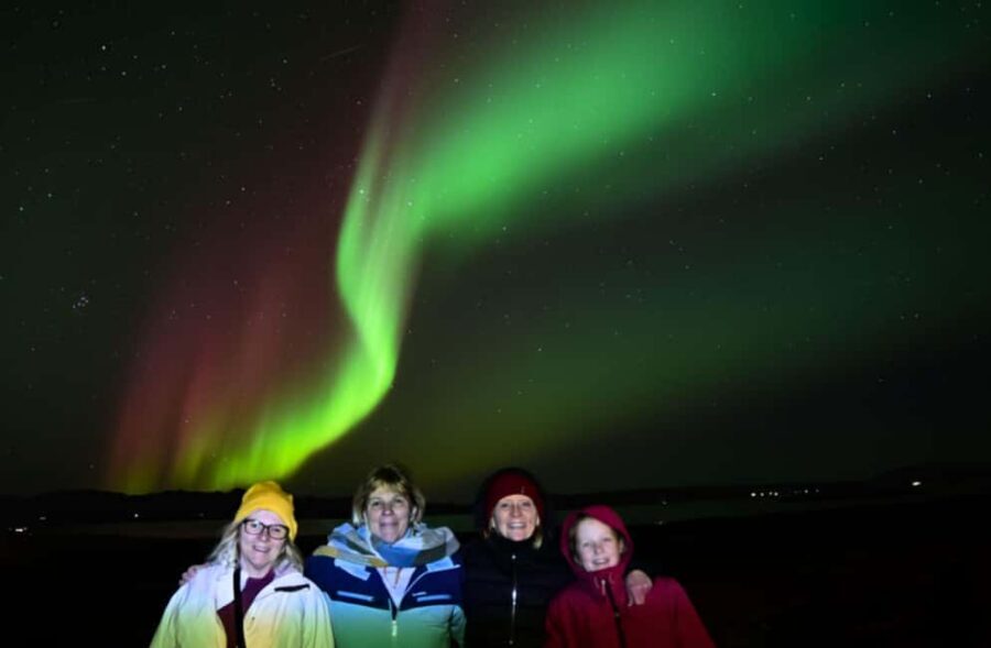 Reykjavík: 4x4 Minibus Northern Lights with Photo and Cocoa - Hot Chocolate, Pastries, and Hand Warmers: Comfort That Helps You See