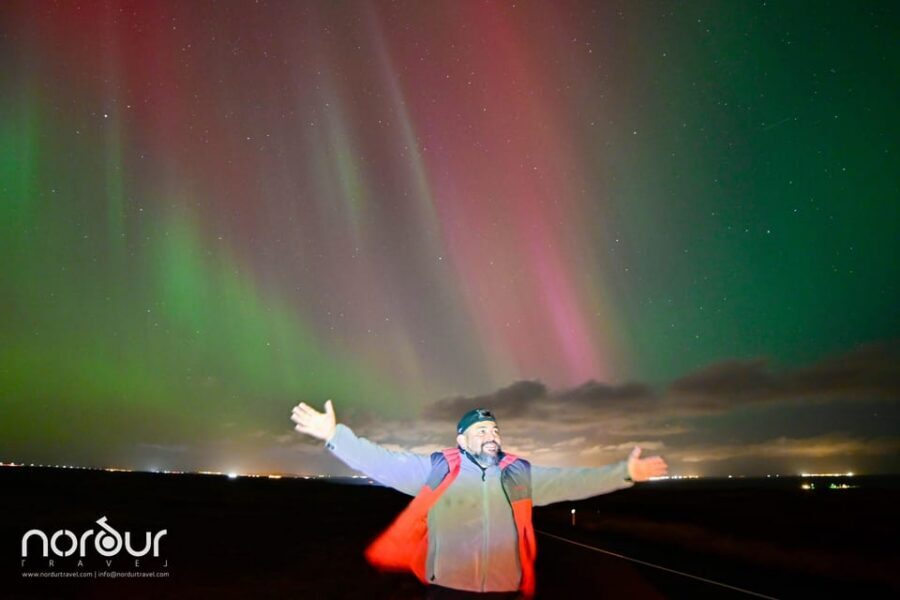 Reykjavík: 4x4 Minibus Northern Lights with Photo and Cocoa - The Photo Experience: From Pro Shots to Phone Settings