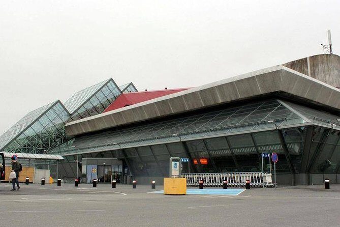 Reykjavik area to Keflavik Private Luxury Airport Transfer - When this transfer is the best move