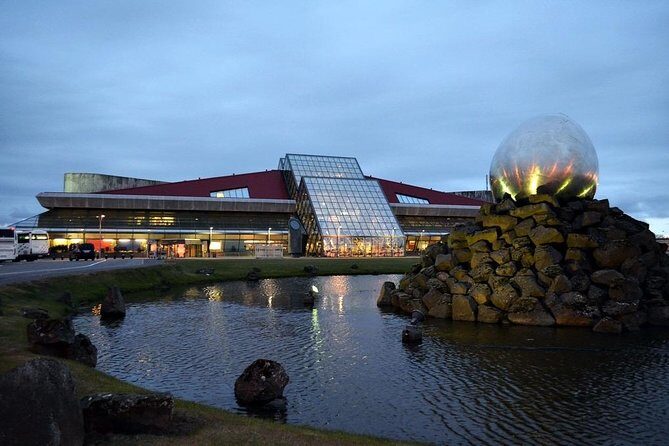 Reykjavik area to Keflavik Private Luxury Airport Transfer - Comfort and timing: why business-class beats “we’ll see”