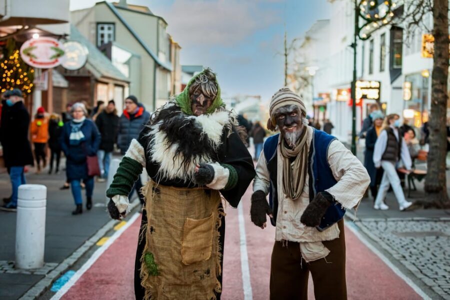 Reykjavik: Christmas Walking Tour with Icelandic Traditions - Austurvollur and the Oslo Christmas Tree moment