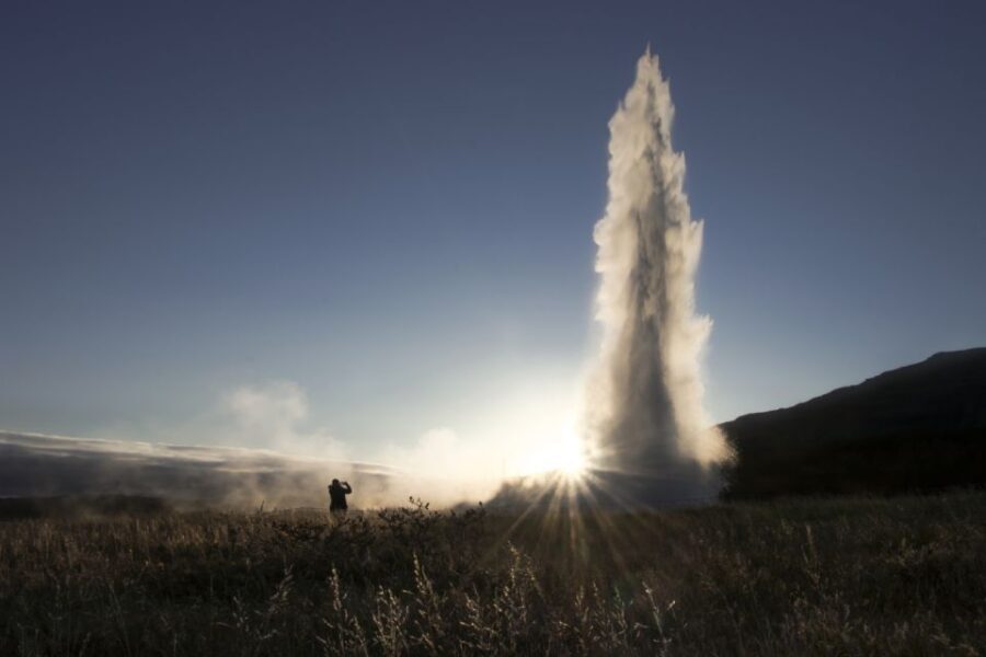 Reykjavik: Golden Circle, Tomato Farm and Kerið Crater Tour - Small-group logistics: pickup, timing, and staying comfortable