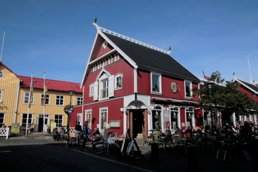 Reykjavik: Guided City Walking Tour - From the National Theatre to the Republic Park