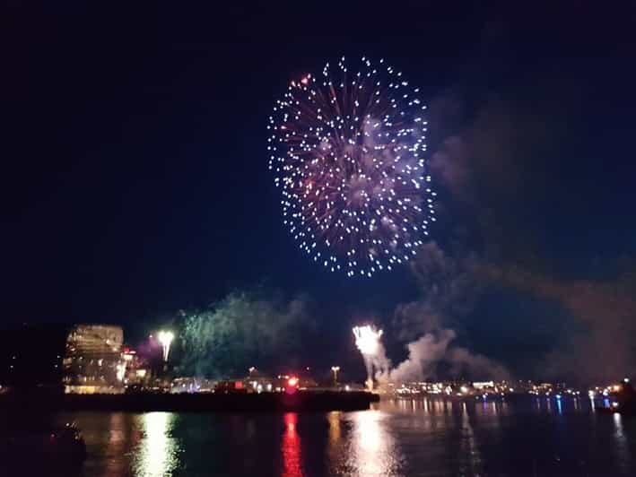Reykjavík: New Year's Eve Northern Lights Yacht Cruise - Northern Lights Search Along the Coast, Including Videy Island