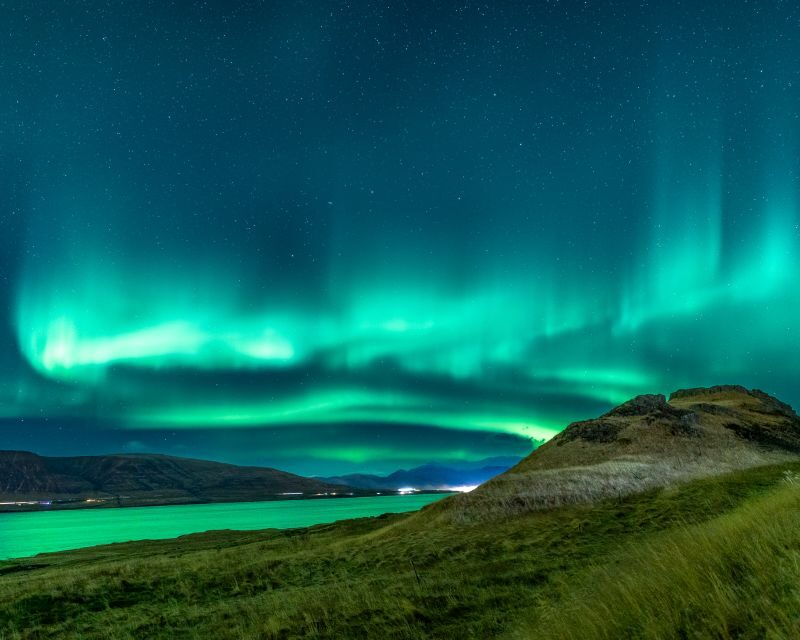 Reykjavik: Northern Lights Group Tour with Photos - Guides and the feel of the group outing