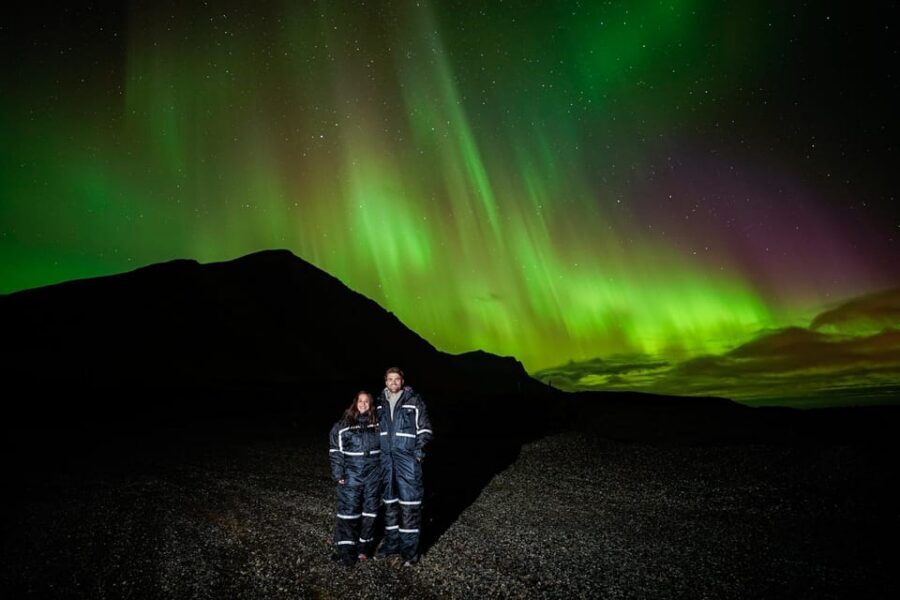 Reykjavik: Northern Lights Tour with Private Photographer - Snacks, hot cocoa, and the Icelandic warming-up routine
