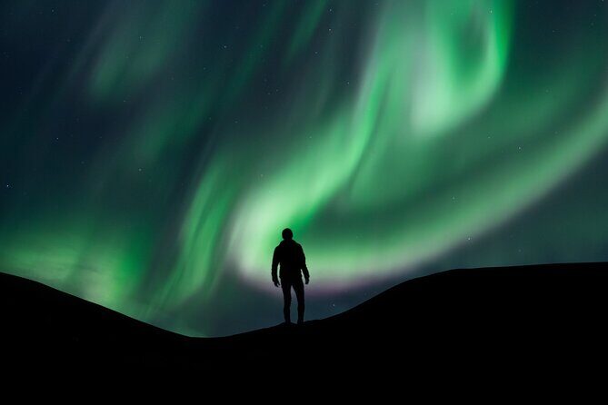 Reykjavik Northern Lights Tour with Professional Photographer - The comfort break: hot chocolate, pastries, and warm patience