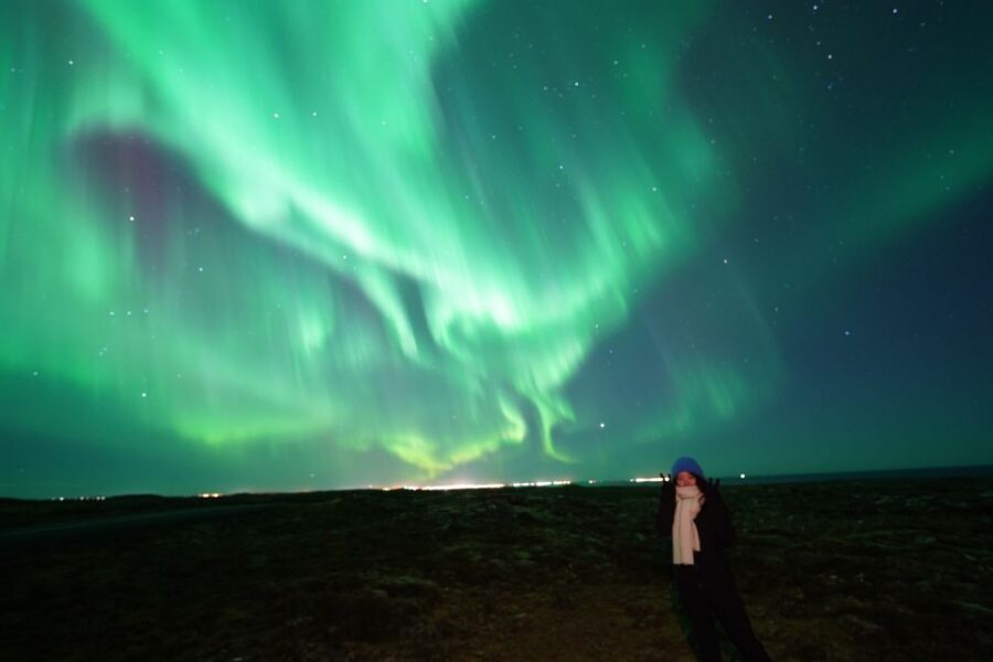 Reykjavik: Premium Northern Lights Tour with Free Photos - Hot chocolate, wool blankets, and cinnamon buns: comfort that helps you wait