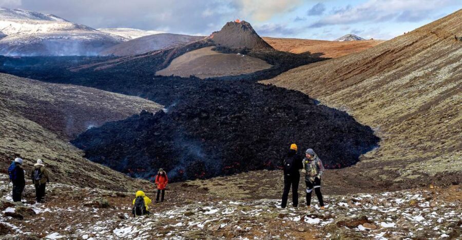Reykjavík: Volcano Hike, Visit Grindavík and Blue Lagoon - A 9-hour mix of Reykjanes geology and Blue Lagoon recovery
