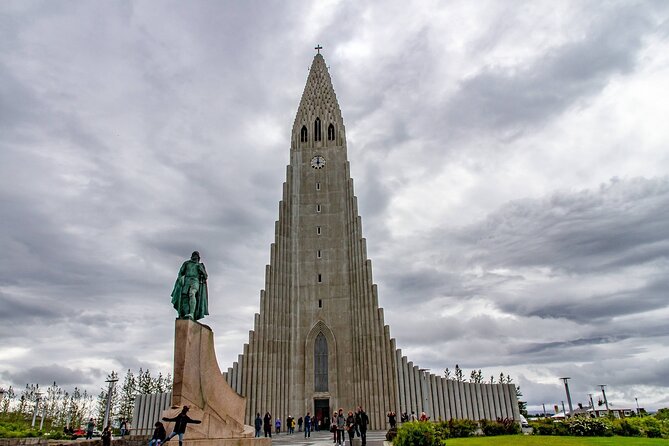 Reykjavík Walking Tour - Hallgrímskirkja: the stop that turns photos into orientation
