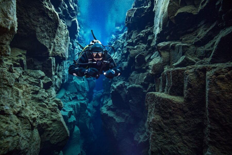 Silfra: Diving Between Tectonic Plates - 2°C water in a dry suit: comfort tips that actually help