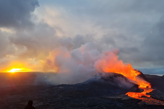 Small Group Volcano Hike with a Professional Geologist - Small group size, group comfort, and what can change in practice