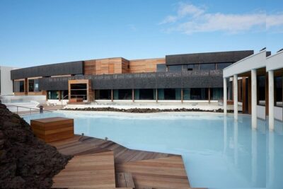 Unique bathing in an Icelandic hot springs at the Blue Lagoon - Comfort vs Premium entry: what you actually get