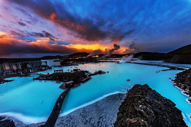 Unique bathing in an Icelandic hot springs at the Blue Lagoon - Inside the lagoon: temperature, masks, and the soothing magic
